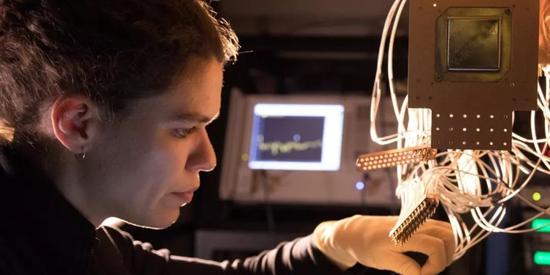 谷歌发布全球首个72量子比特通用量子计算机_ 图片描述