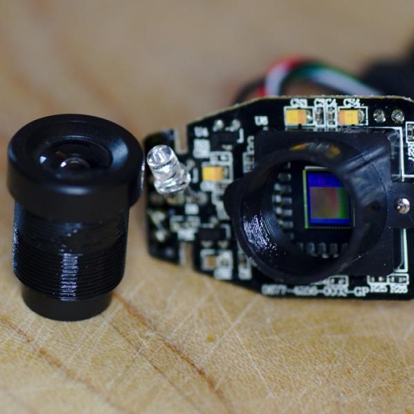 取下镜头以后,就可以看到裸露的 CCD 芯片了。圆柱形的塑料柱将镜头固定在合适的位置上,并阻挡 LED 光进入镜头破坏图像。CC BY-SA 4.0 取下镜头以后,就可以看到裸露的 CCD 芯片了。圆柱形的塑料柱将镜头固定在合适的位置上,并阻挡 LED 光进入镜头破坏图像。CC BY-SA 4.0