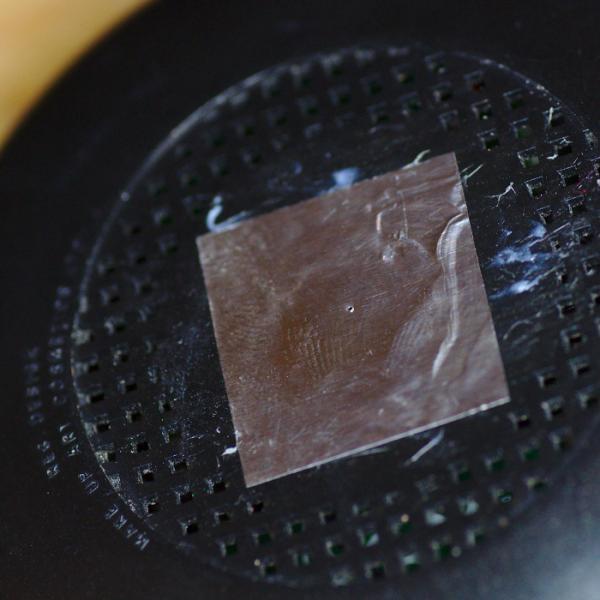 带针孔的盒子底部。CC BY-SA 4.0 带针孔的盒子底部。CC BY-SA 4.0