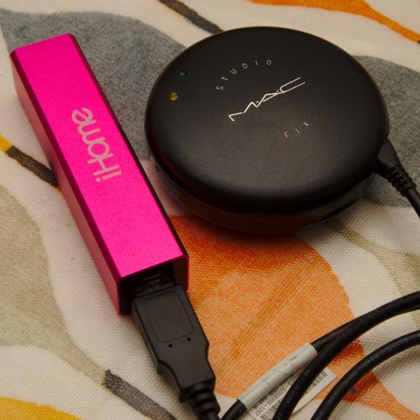 最终完成的摄像机完全隐藏在这个粉盒中了。唯一露在外面的东西就是 USB 电缆。CC BY-SA 4.0 最终完成的摄像机完全隐藏在这个粉盒中了。唯一露在外面的东西就是 USB 电缆。CC BY-SA 4.0