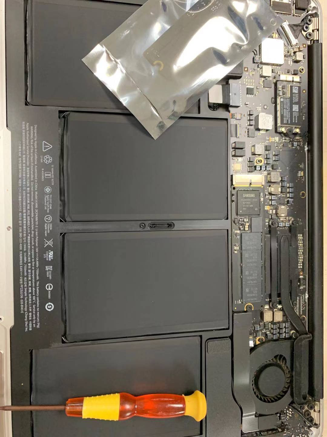 MacBook Air后盖被卸下来后